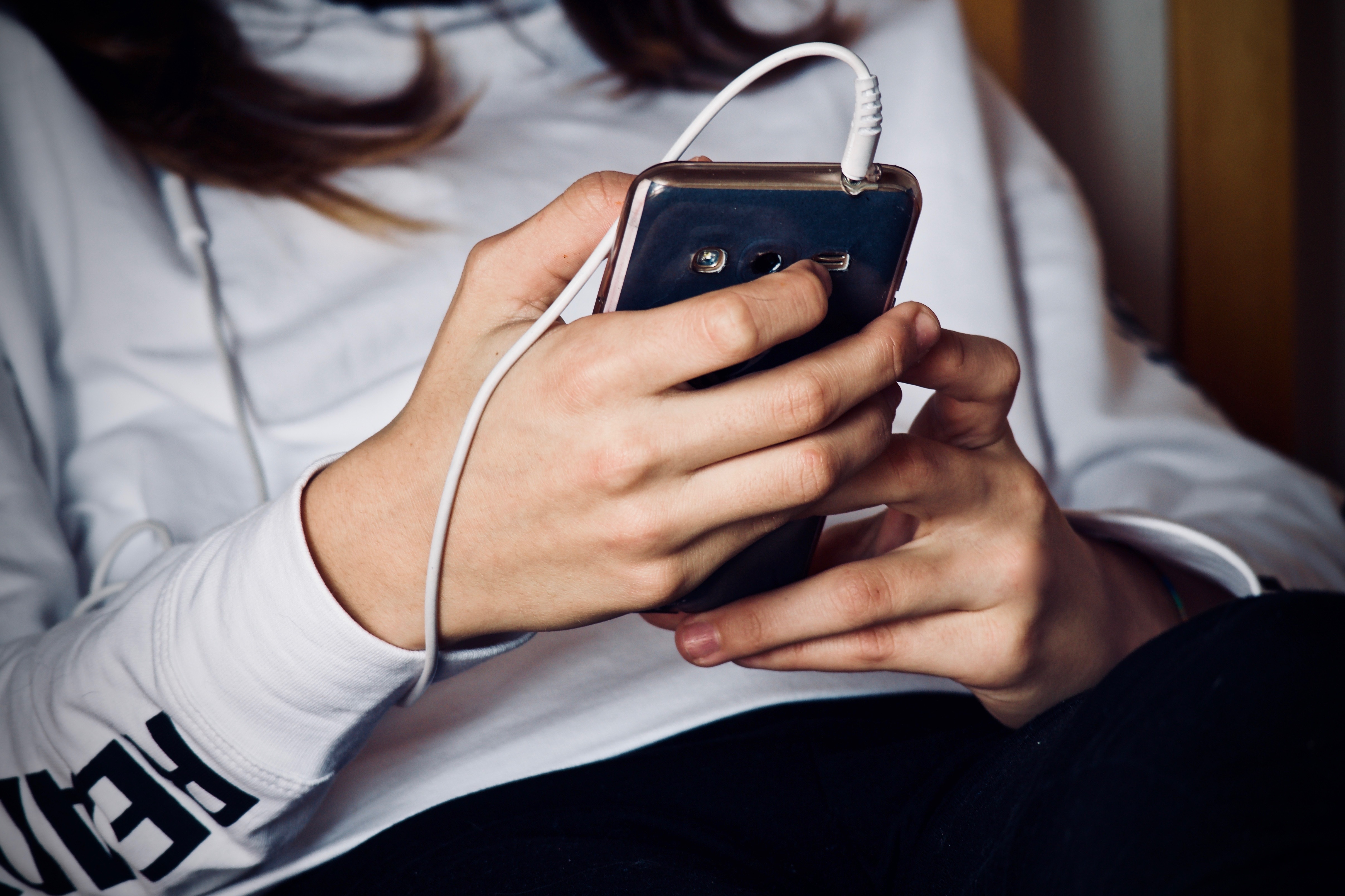 Pessoa usando smartphone para redes sociais